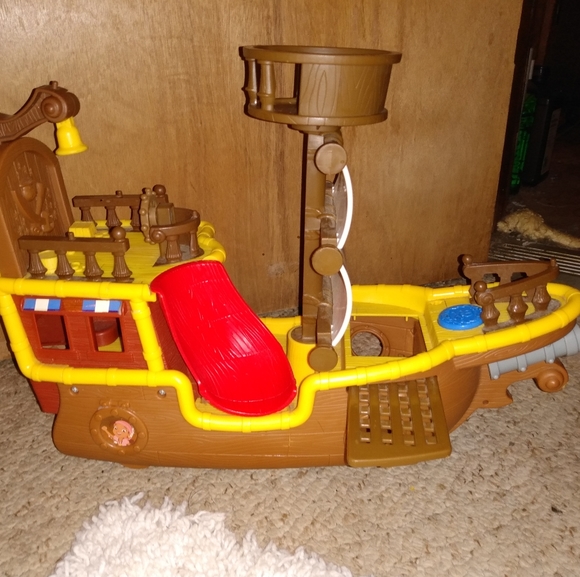 Extra Large Imaginext Jake Pirateship & characters - Picture 2 of 9